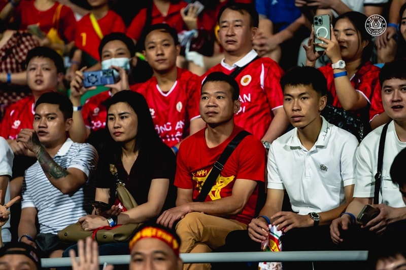 Cổ động viên Việt Nam lặn lội sang Singapore để tiếp lửa cho đội bóng.