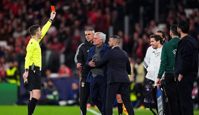 HLV Jose Mourinho nhận thẻ đỏ do phản ứng trọng tài