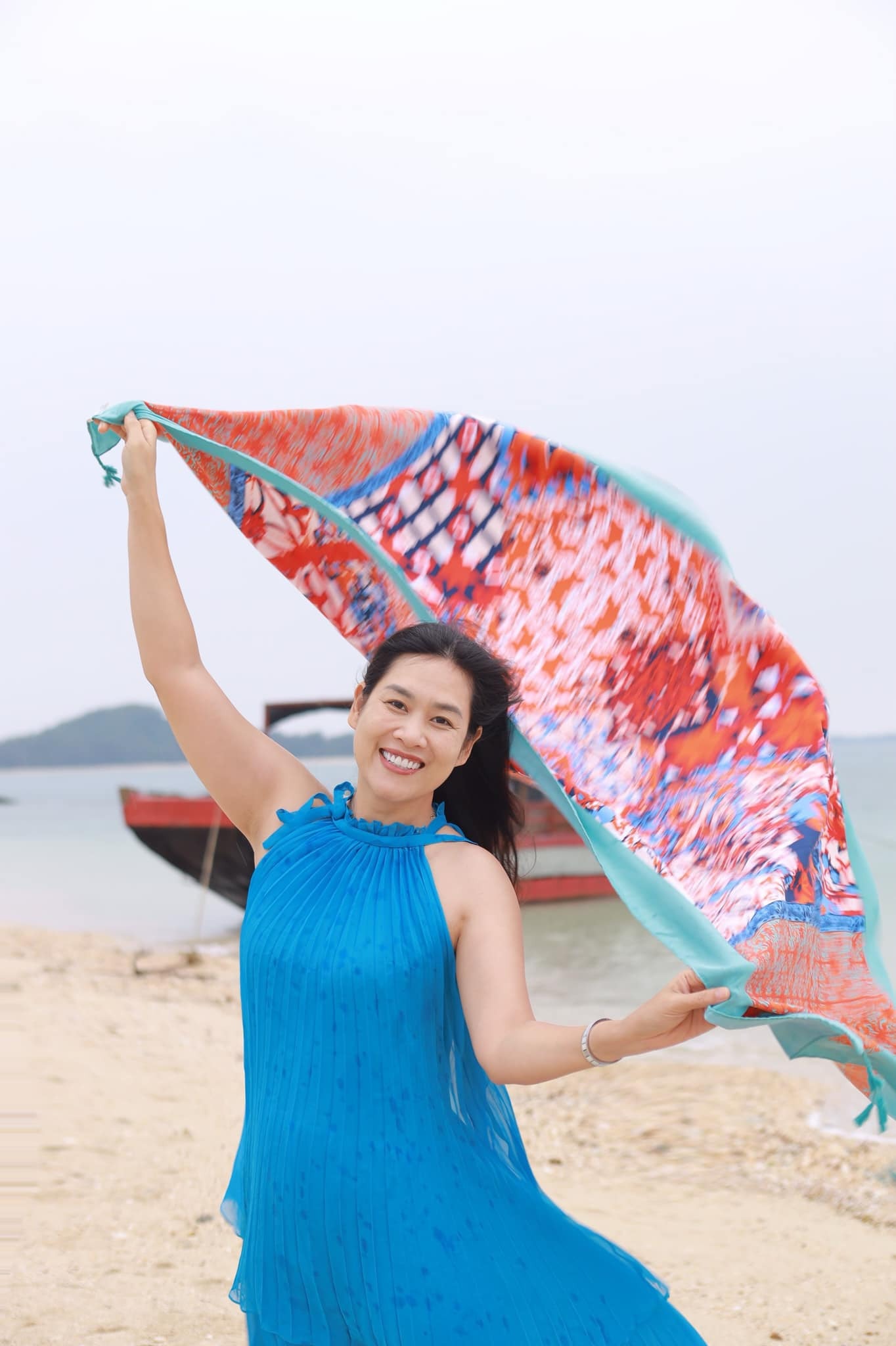 Hà Hương trong trang phục truyền thống