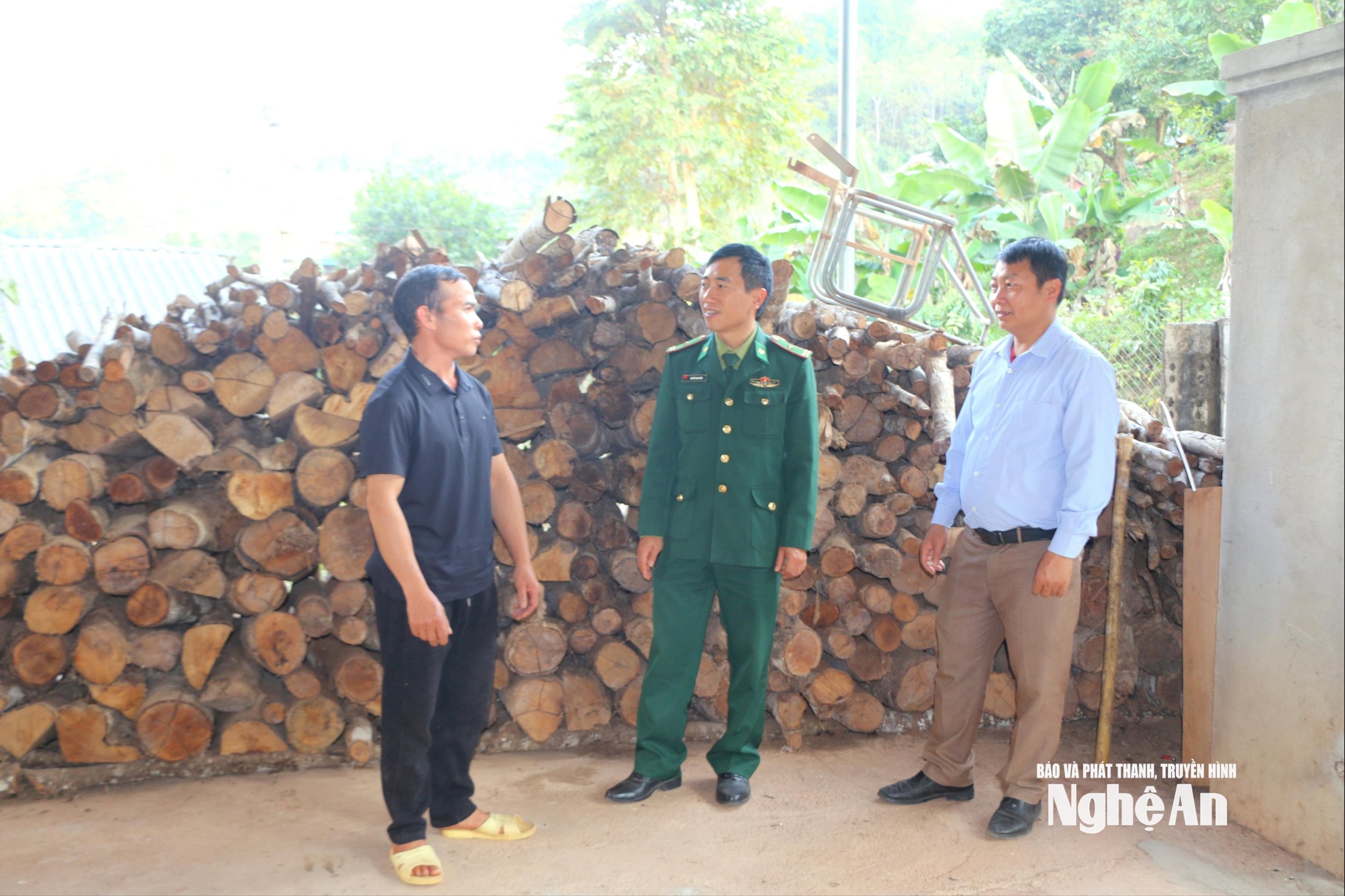 anh Kha Văn Hiên bản Huồi Tố 1 trao đổi về quyết định viết đơn xin ra khỏi hộ nghèo của gia đình. Ảnh KL