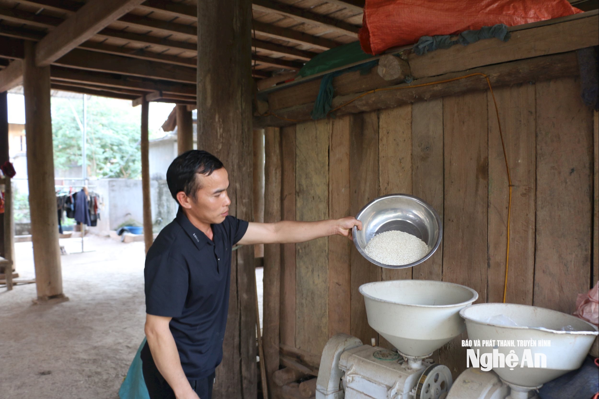Anh Kha Văn Hiên ở bản Huồi Tố 1 trao đổi về quyết định viết đơn xin ra khỏi hộ nghèo. Ảnh KL2