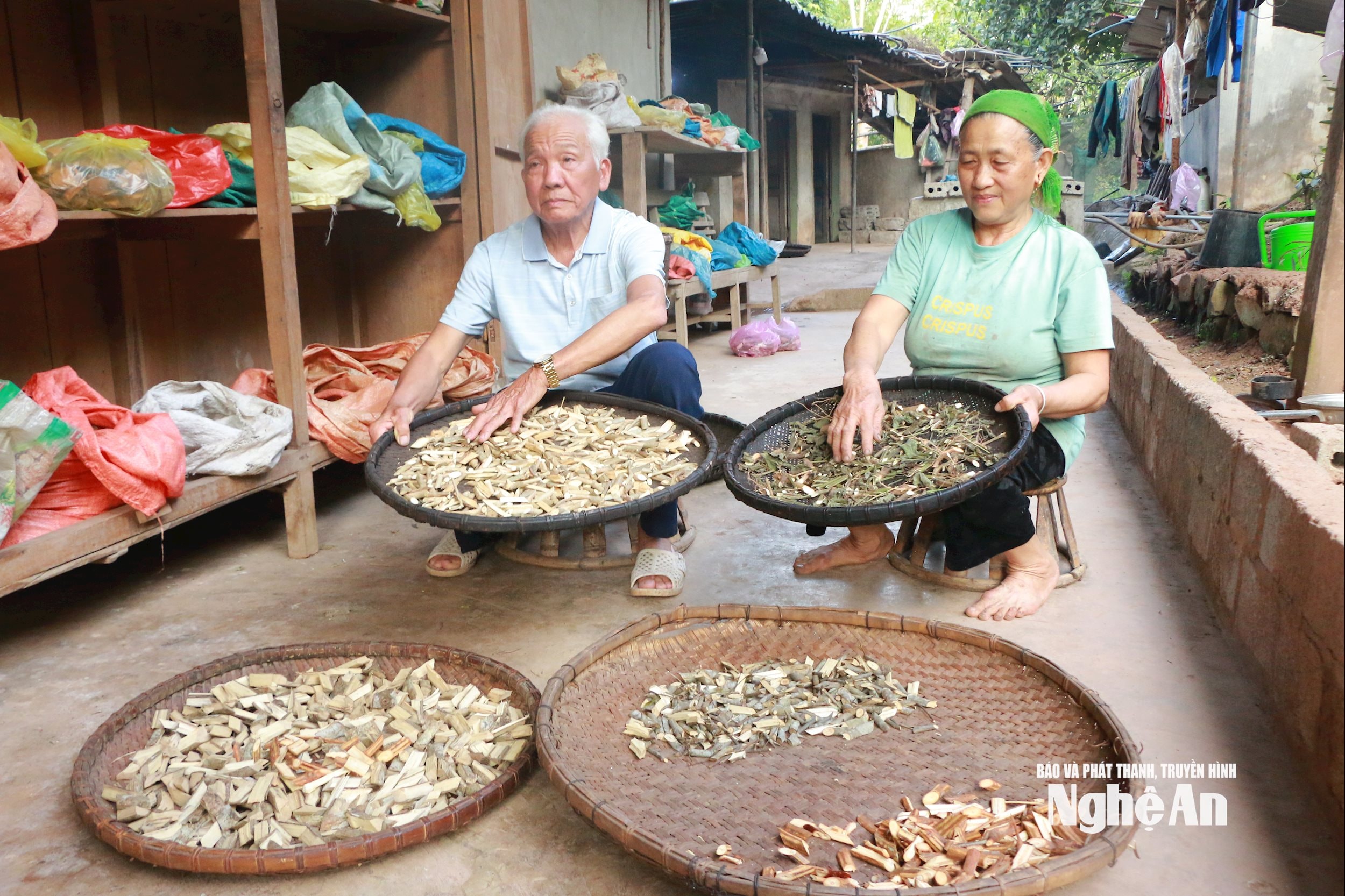 Hai cụ Lô Thanh Định và Lô Thị Tím là những tấm gương vươn lên thoát nghèo ở bản Huồi Tố 1. Ảnh KL