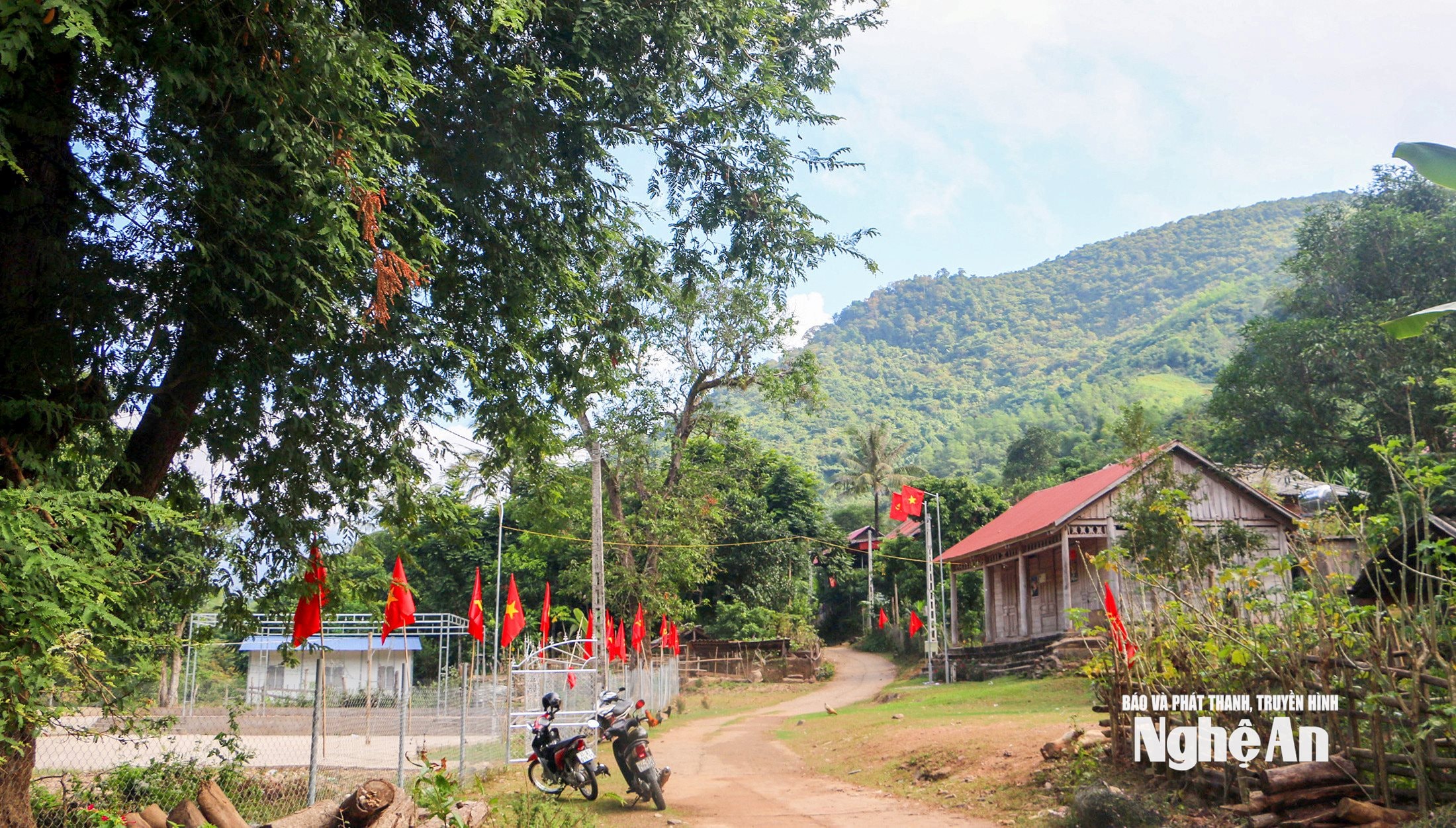 Một góc bản Piêng Mựn xã biên giới Nhôn Mai. Ảnh KL
