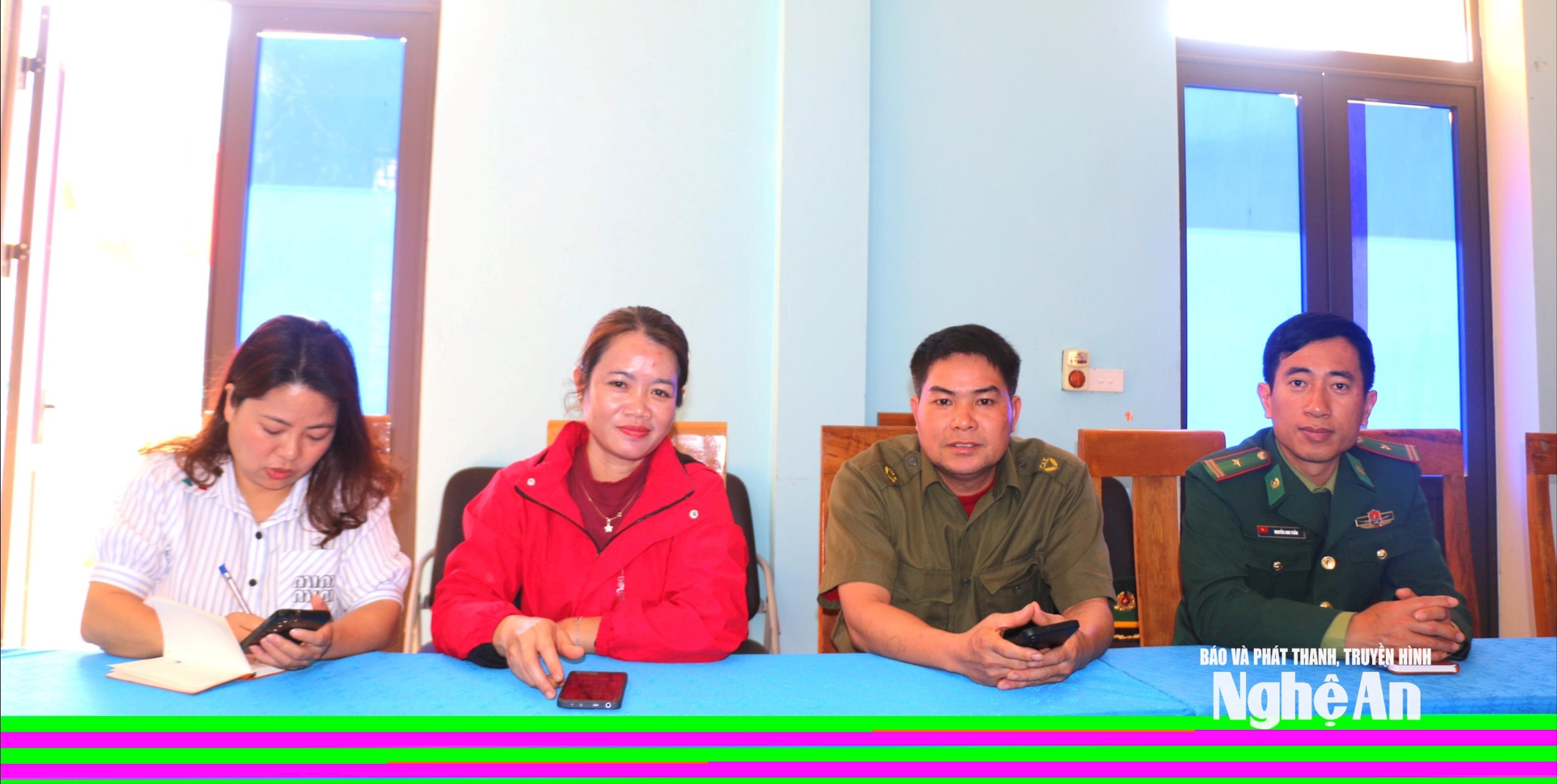 Trưởng bản Piêng Mựn Kha Thị Hoa ( áo đỏ)