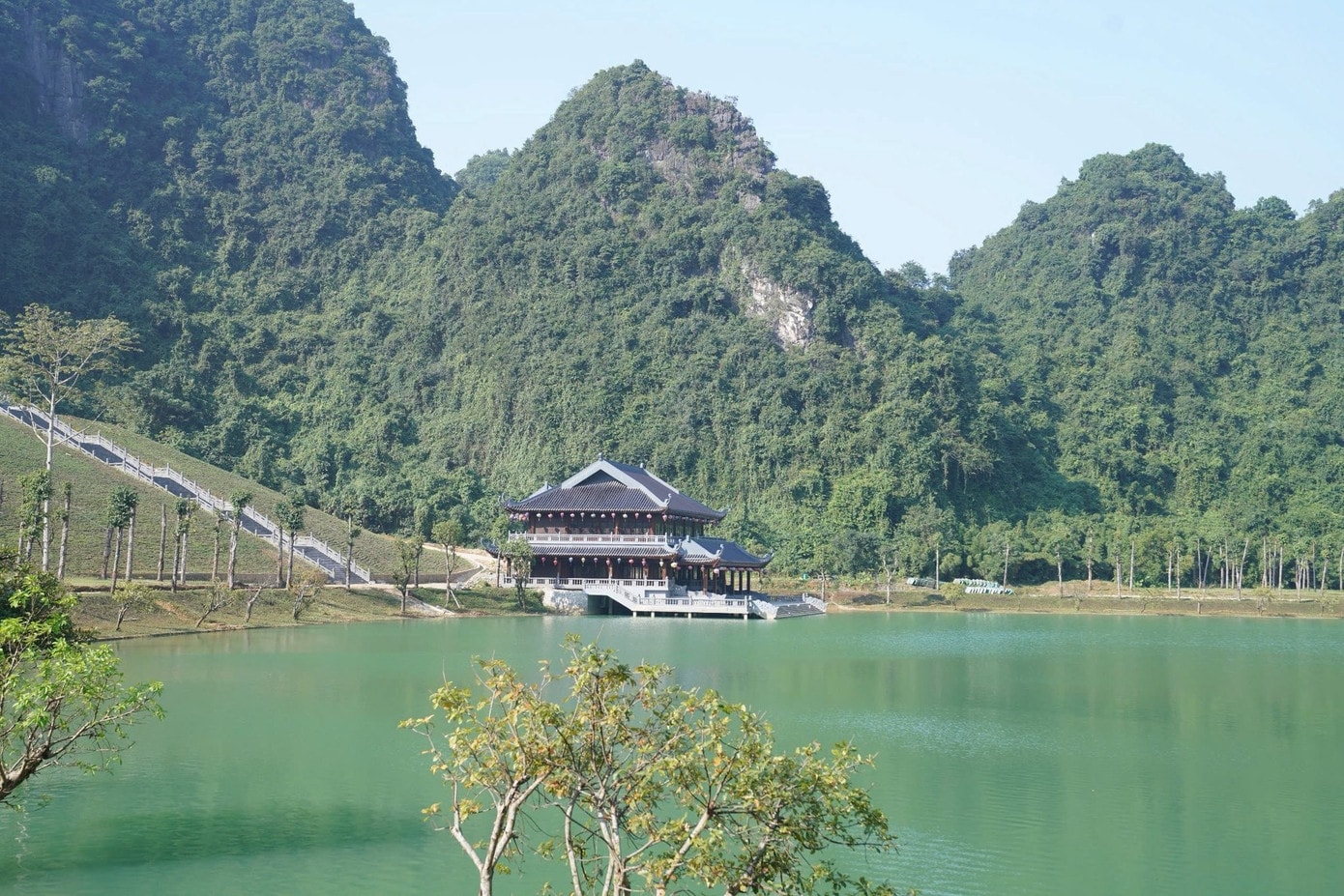 Làn nước phẳng lặng giữa lòng núi đá vôi