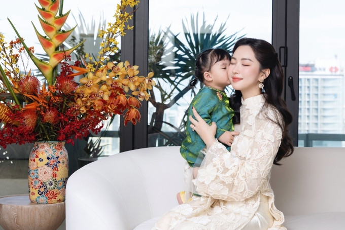 Hoa hậu Đặng Thu Thảo cùng gia đình diện áo dài đồng điệu đón Tết Bính Ngọ