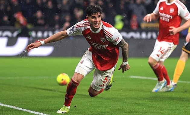 Piero Hincapie ăn mừng bàn thắng vào lưới Wolves