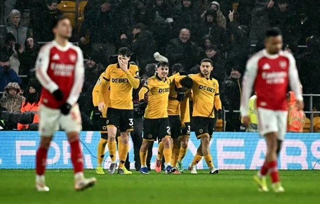 Các cầu thủ Arsenal thất vọng sau trận hòa đáng tiếc trước Wolves.