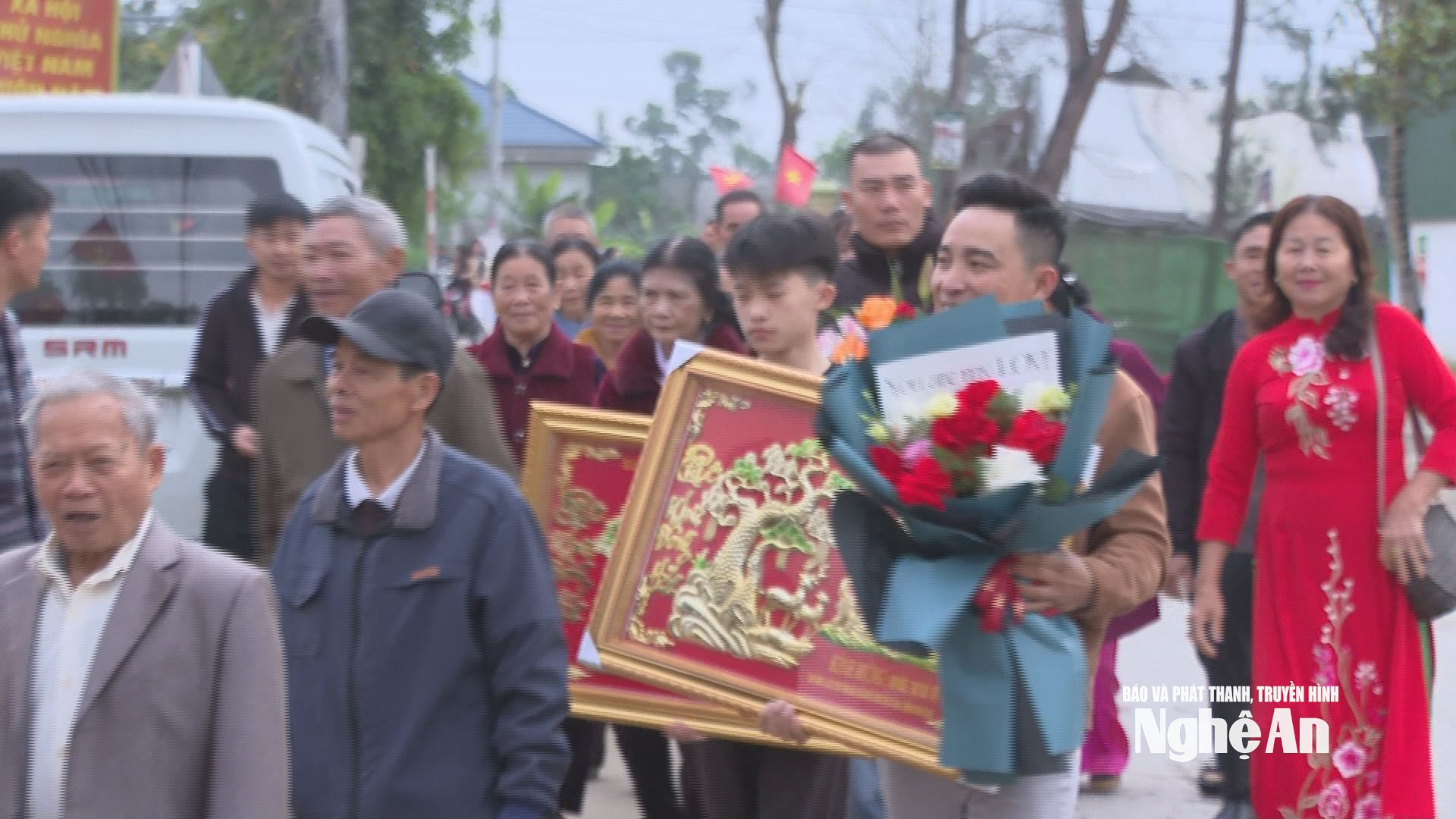 동록면 타이틴 마을의 자녀, 손자녀, 친척들이 장수 축하 행사에 열정적으로 참석했다. (사진: 꾸옥토안)