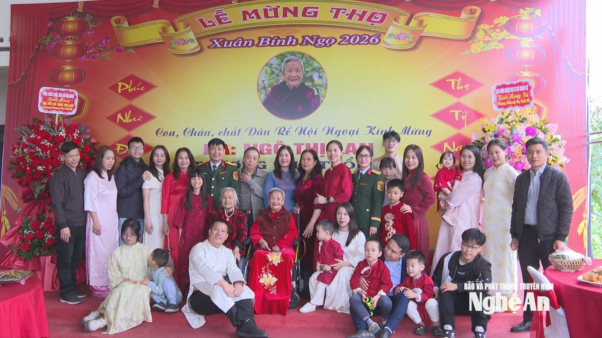 응오 티 란 여사의 자녀, 손자녀, 증손자녀들이 대거 모여 어머니이자 할머니, 그리고 고조할머니이신 그녀의 90번째 생신을 축하했습니다. (사진: 꾸옥 토안)