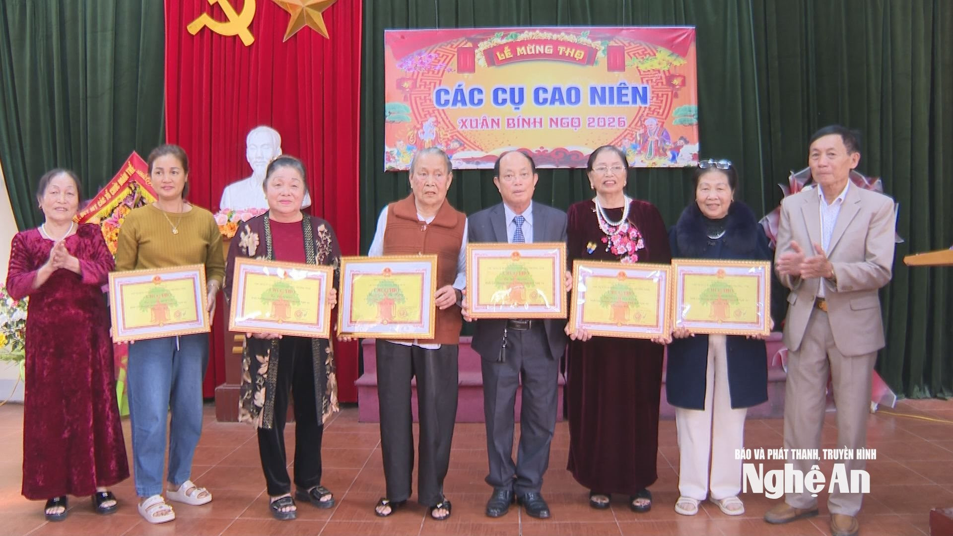 응에안성 쯔엉빈구 탄프엉 마을에서 생일 축하 행사