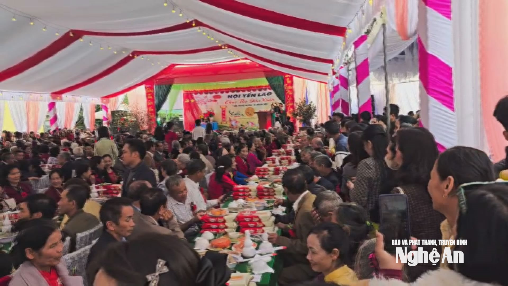 응에안성 곳곳에서 장수 축하 행사는 지역 사회의 유대감을 강화하는 행사로 자리 잡았습니다.