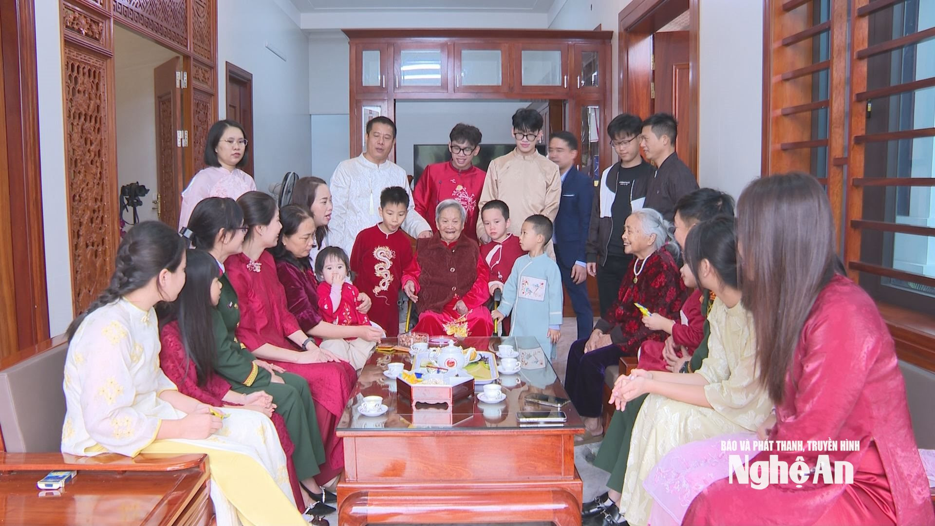 응오 티 란 여사에게 가장 큰 기쁨은 자녀, 손자녀, 증손자녀들이 성장하고 재회하는 모습을 지켜보는 것입니다. (사진: 꾸옥 토안)