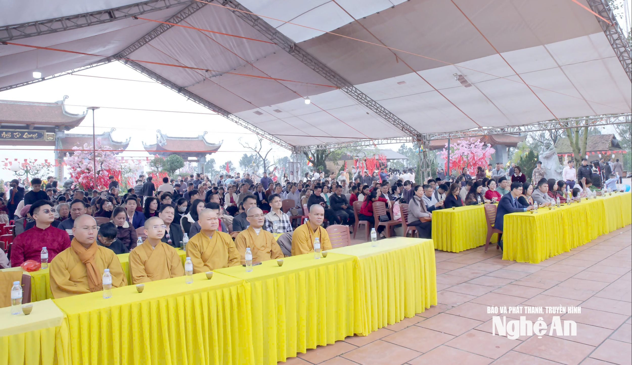 Dự lễ khai mạc có Hoà thượng Thích Thọ Lạc – Trưởng Ban Văn hoá Trung ương Giáo hội Phật giáo Việt Nam, Chủ trì Chùa Đại Tuệ cùng đông đảo người dân và tăng ni, phật tử trong, ngoài tỉnh. Ảnh: Quỳnh Linh