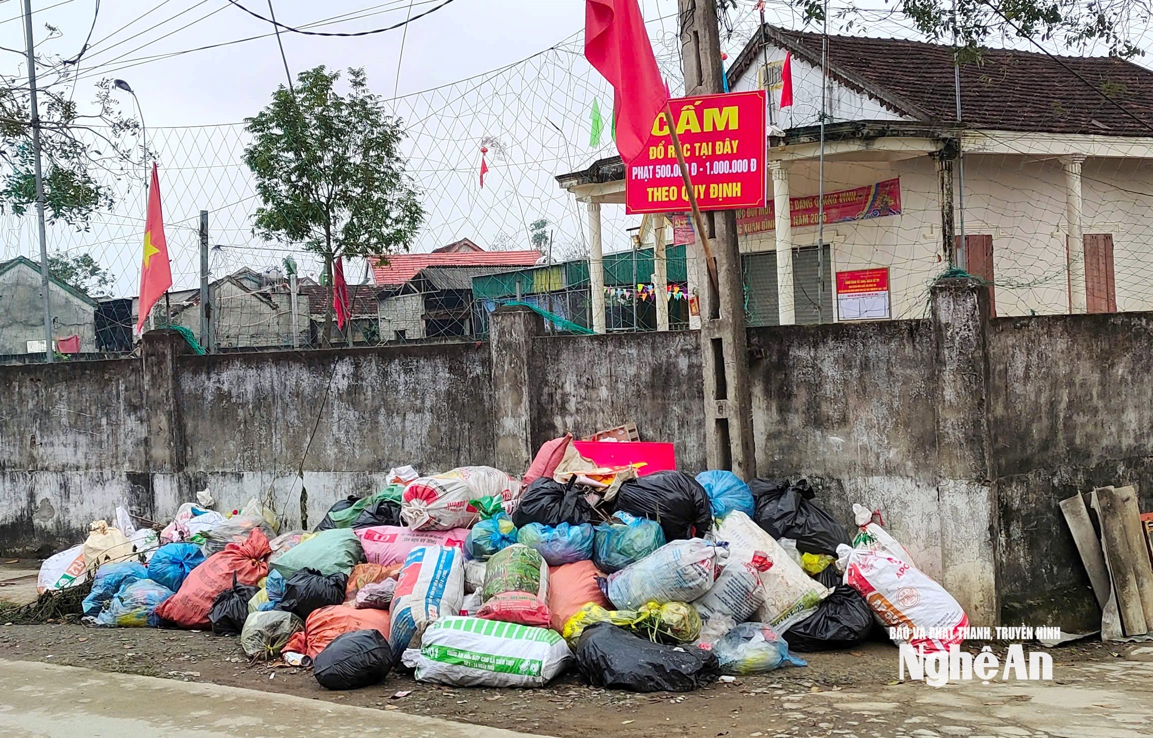Davanti al centro culturale del villaggio di My Son, nella comune di Xuan Lam, nonostante un cartello che vieta di gettare rifiuti, molti residenti hanno comunque abbandonato spontaneamente immondizia il terzo giorno del Tet (Capodanno lunare). Foto: Q.A.