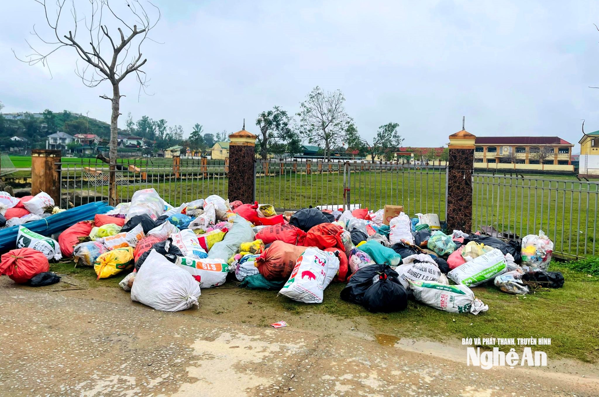 Una lunga discarica abusiva si trova di fronte all'ex stadio del comune di Thanh Khai, ora comune di Xuan Lam, provincia di Nghe An. Foto: Q.A.