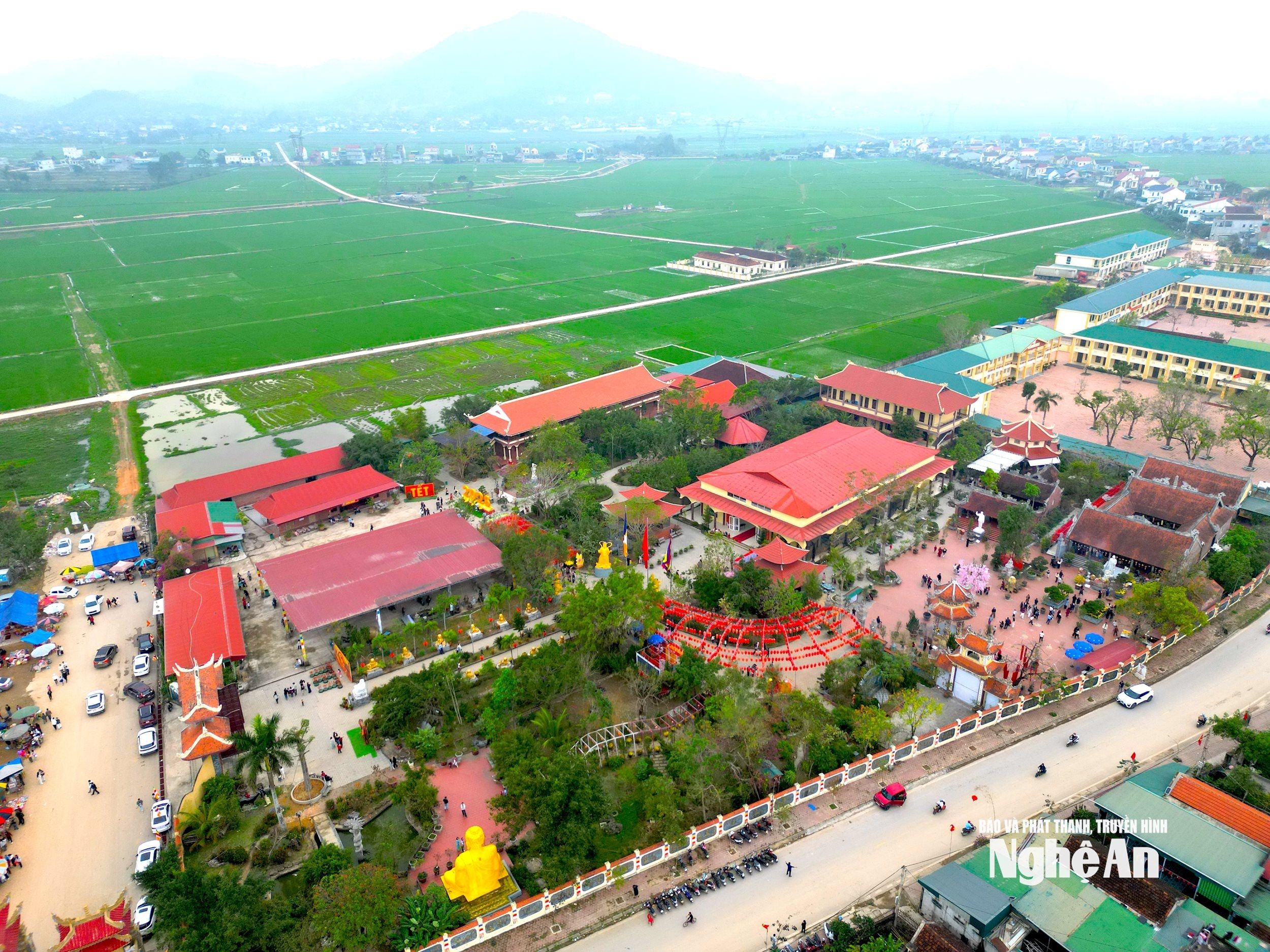 Đền - chùa Gám thuộc quần thể du lịch tâm linh sinh thái rú Gám -Quan Thành, được xây dựng từ thời nhà Trần, thờ các vị thần có công bảo quốc hộ dân. Trải qua hàng trăm năm, nơi đây không chỉ nổi tiếng linh thiêng mà còn lưu giữ nhiều giá trị văn hóa – lịch sử đặc sắc. Ảnh: Văn Trường