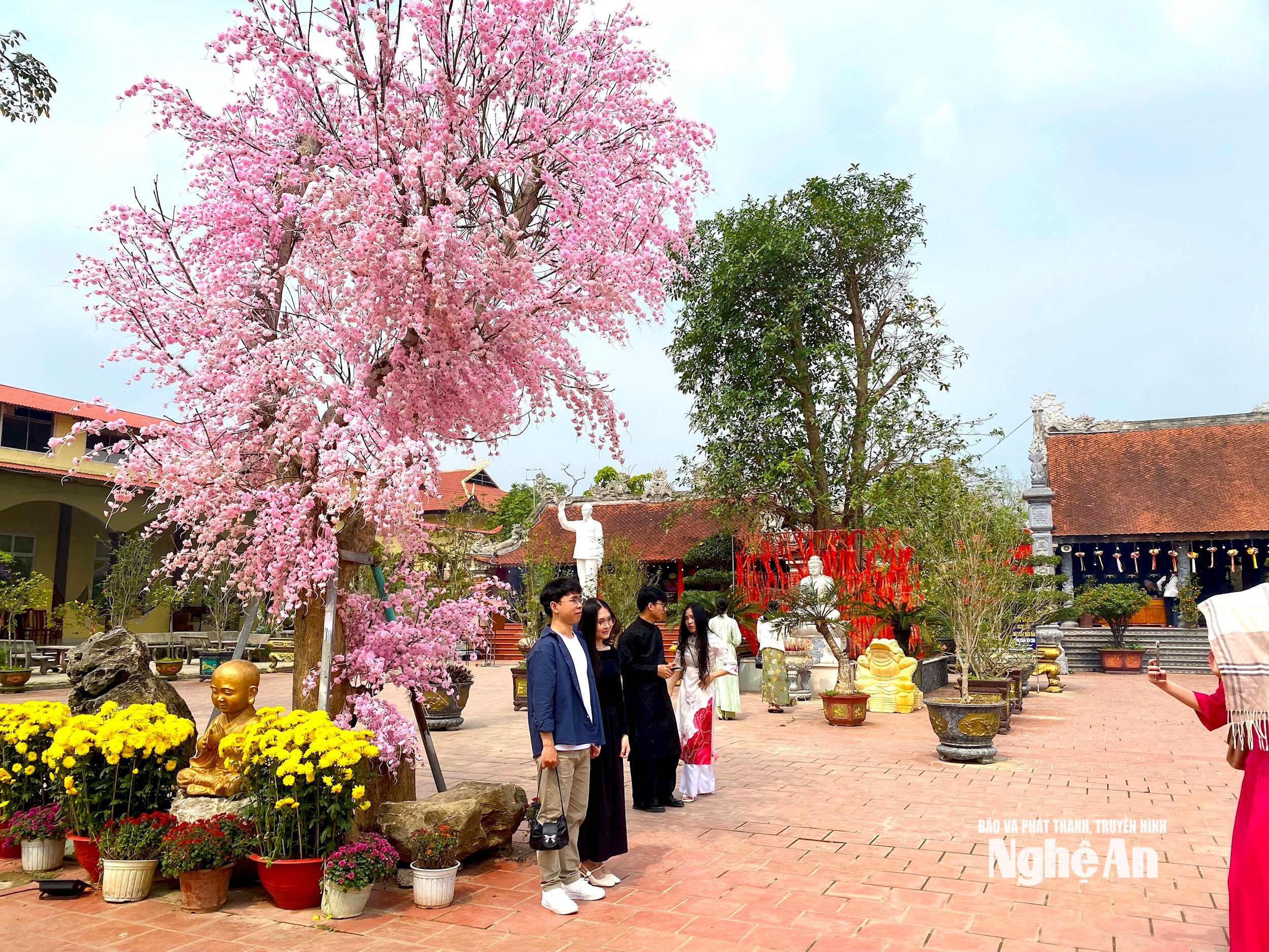 Những ngày đầu năm, đông đảo du khách về tham quan, vãn cảnh tại đền - chùa Gám, ghi lại những khoảnh khắc đẹp giữa không gian được bài trí nhiều tiểu cảnh rực rỡ sắc xuân, tạo điểm nhấn sinh động cho hành trình du Xuân. Ảnh: Văn Trường