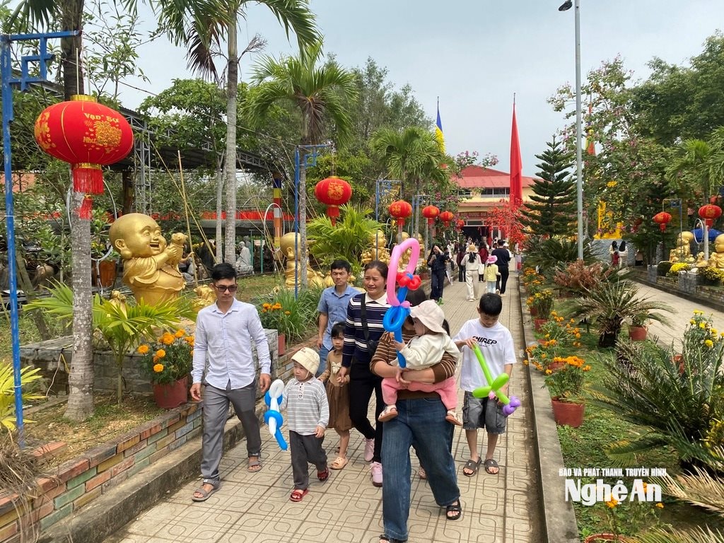 Dịp đầu xuân, dòng người nô nức tìm về Đền chùa Gám và Thiền viện trúc lâm Yên Tthành tâm dâng hương cầu mong một năm mới mạnh khỏe, bình an và nhiều điều tốt lành. Ảnh: Văn Trường.