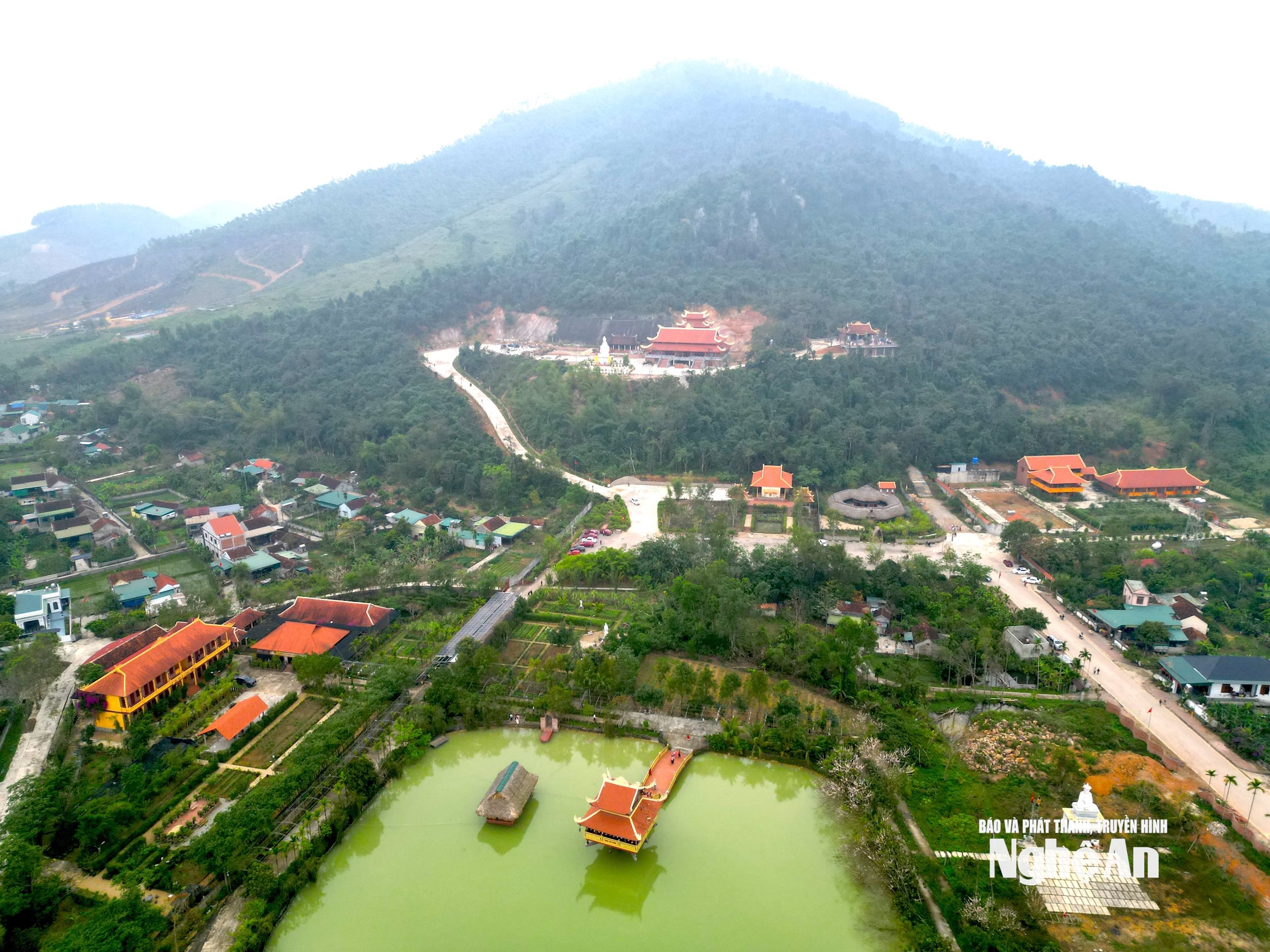 Thiền viện Trúc Lâm Yên Thành (xã Quan Thành) được khởi dựng từ năm 2015 dưới chân rú Gám, nổi bật giữa khung cảnh non nước hữu tình. Công trình là sự kết tinh hài hòa giữa giá trị lịch sử, tâm linh và nét đẹp văn hóa nghệ thuật đặc sắc. Ảnh: Văn Trường