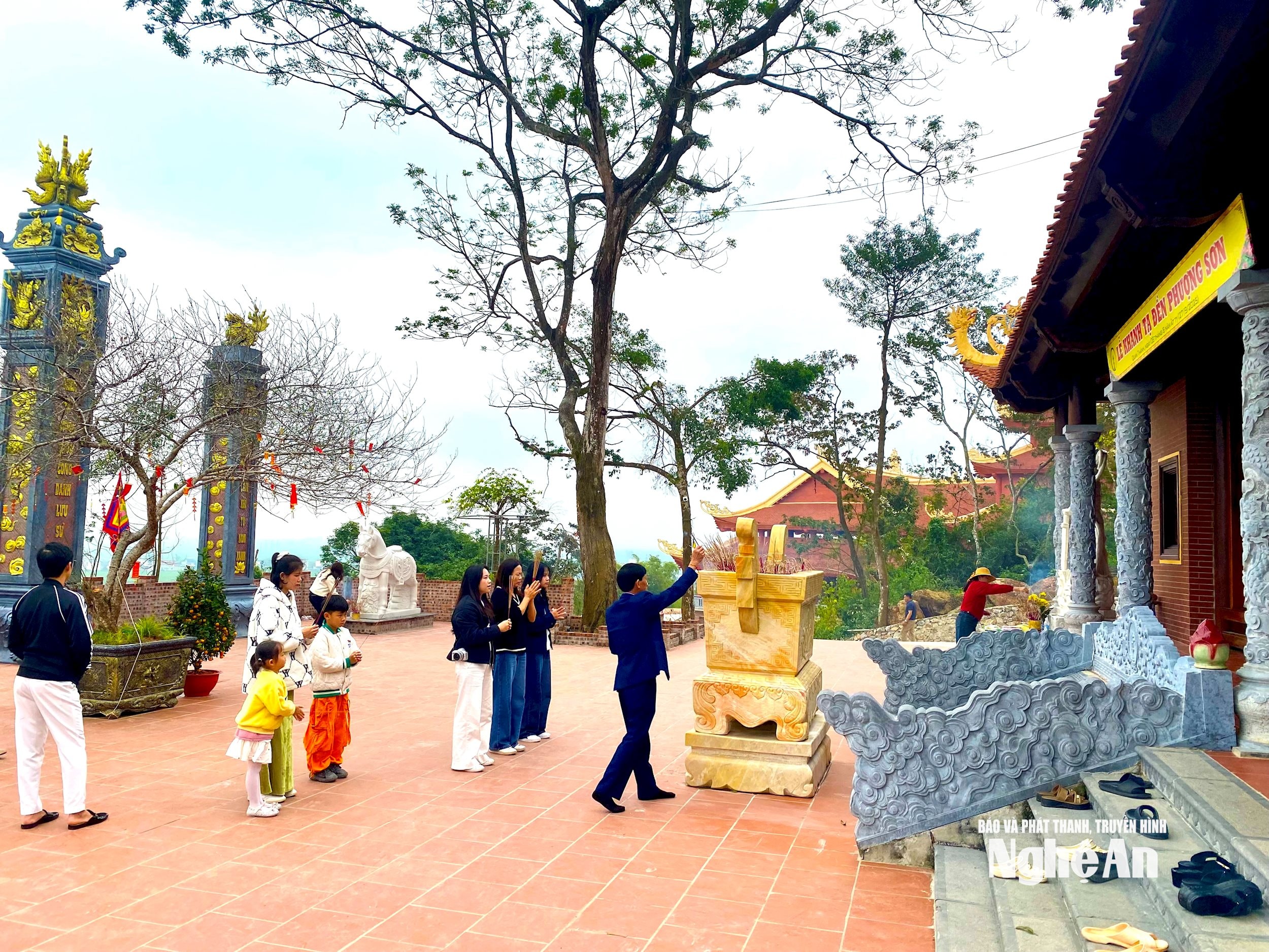 Người dân địa phương về dâng hương đầu Xuân tại ₫ền Phượng Sơn, nằm sát Thiền viện Trúc Lâm Yên Thành. Ảnh: Văn Trường