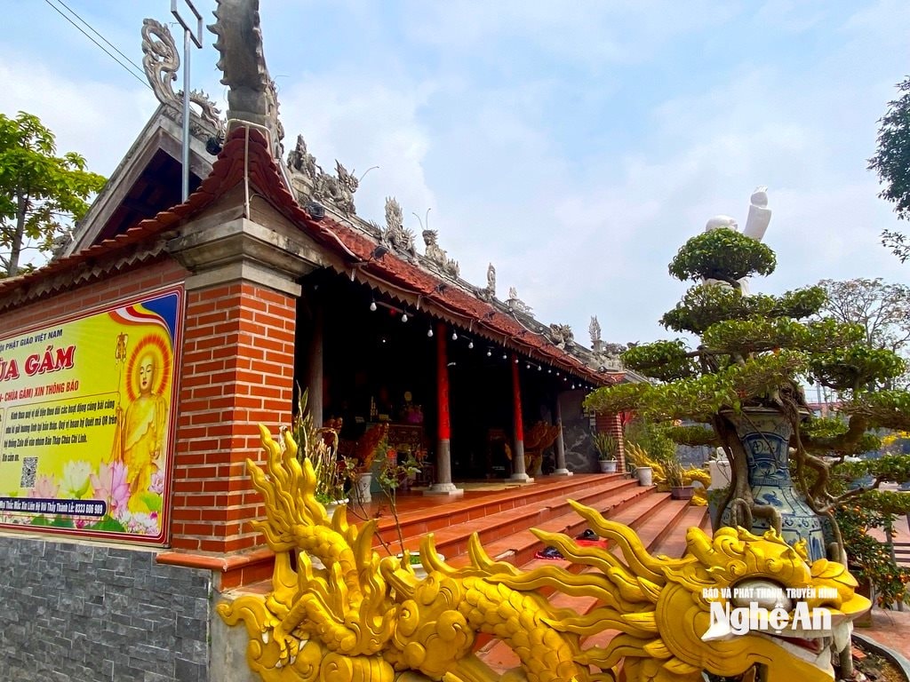 Đền - chùa Gám (xã Quan Thành) được trùng tu, tôn tạo một số hạng mục, trở nên khang trang, đẹp hơn nhưng vẫn gìn giữ được nét cổ kính vốn có. Ảnh: Văn Trường