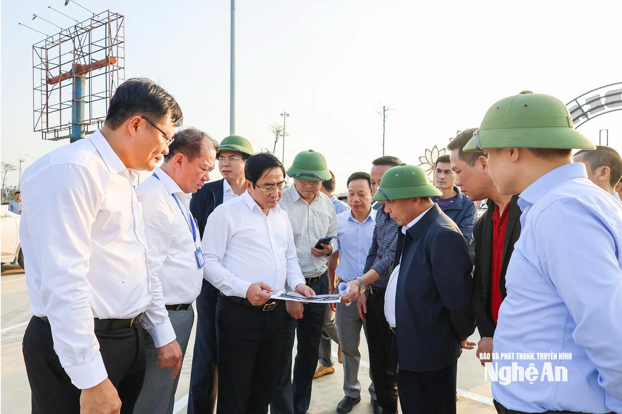 Đồng chí Nguyễn Văn Đệ kiểm tra công tác chuẩn bị cho Lễ phát động tết trồng cây 2026 tại Cửa Lò