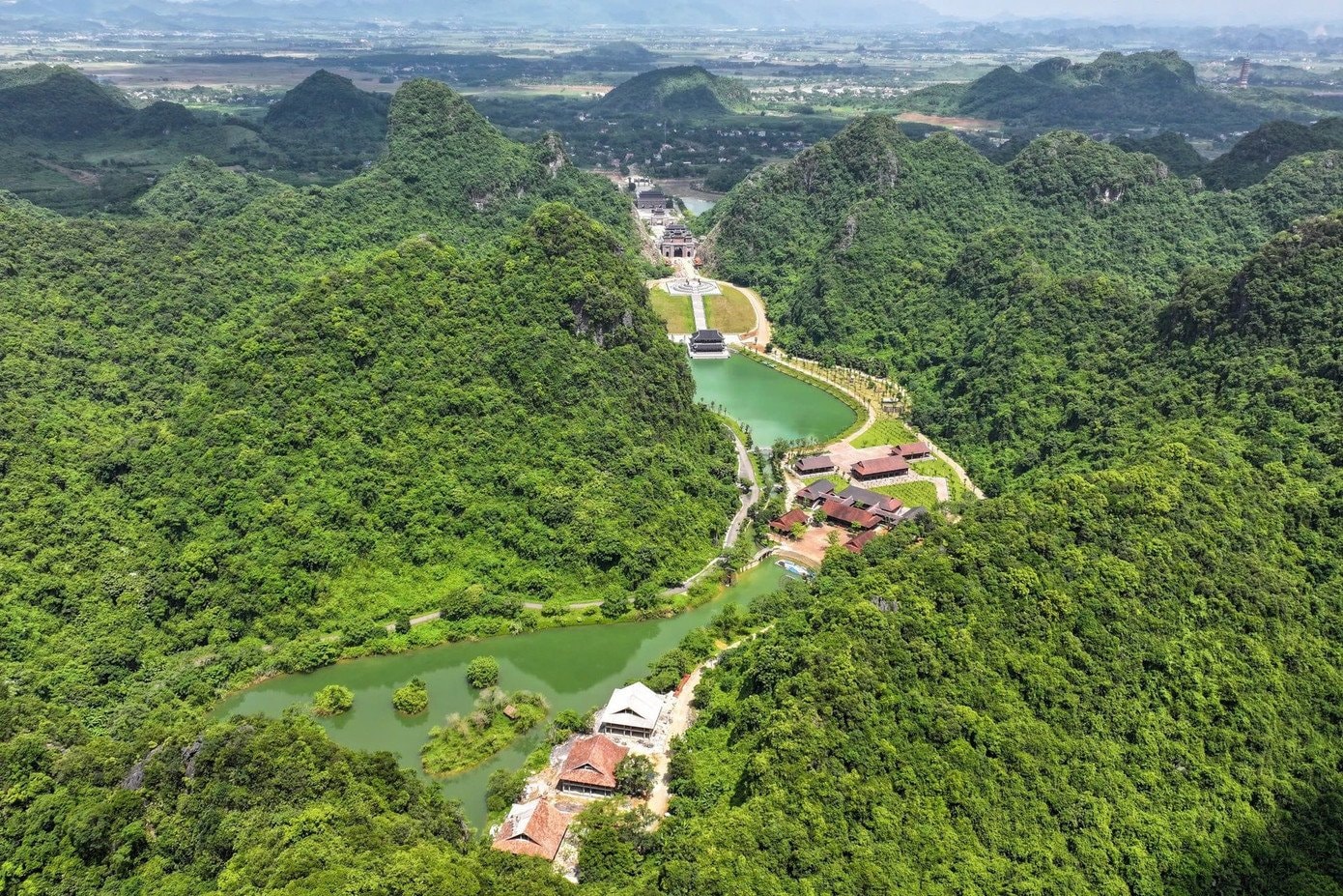 Toàn cảnh khu du lịch Thung Ui Ninh Bình nhìn từ trên cao