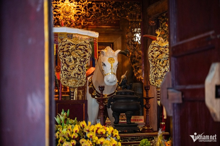 Ngôi đền cổ kính với hai bức phù điêu Thanh Long - Bạch Hổ đắp nổi tinh xảo. Ảnh: Nguyễn Huy