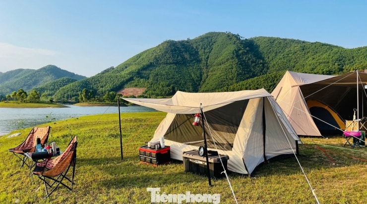 Hồ Núi Cốc cách Hà Nội 90 km, không gian hồ rộng lớn bao quanh bởi đồi núi.