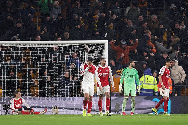 Arsenal mất điểm trước đội cuối bảng Wolves dù dẫn trước hai bàn.