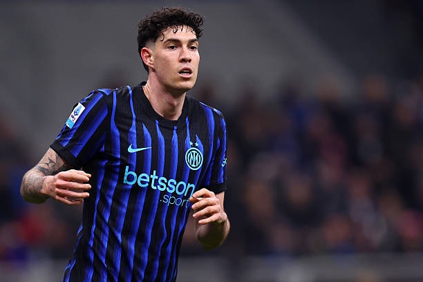 Bastoni sở hữu kỹ năng chơi chân và điều tiết bóng xuất sắc phù hợp với Barca