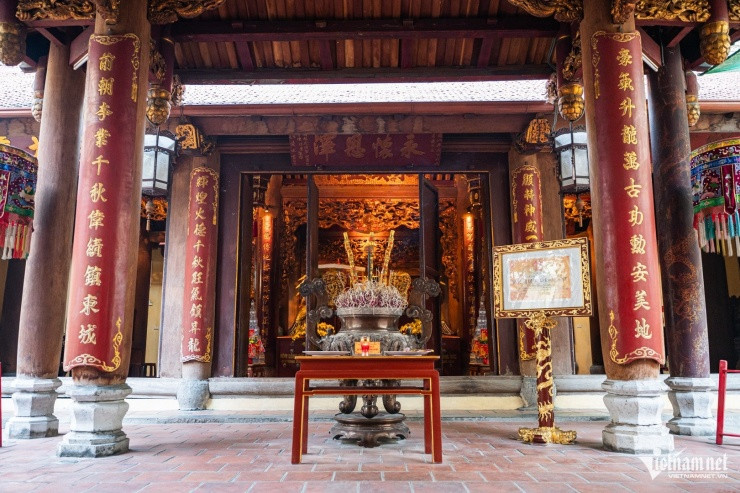 Phương đình đền Bạch Mã thiết kế mở, ở giữa đặt lư hương lớn. Ảnh: Nguyễn Huy