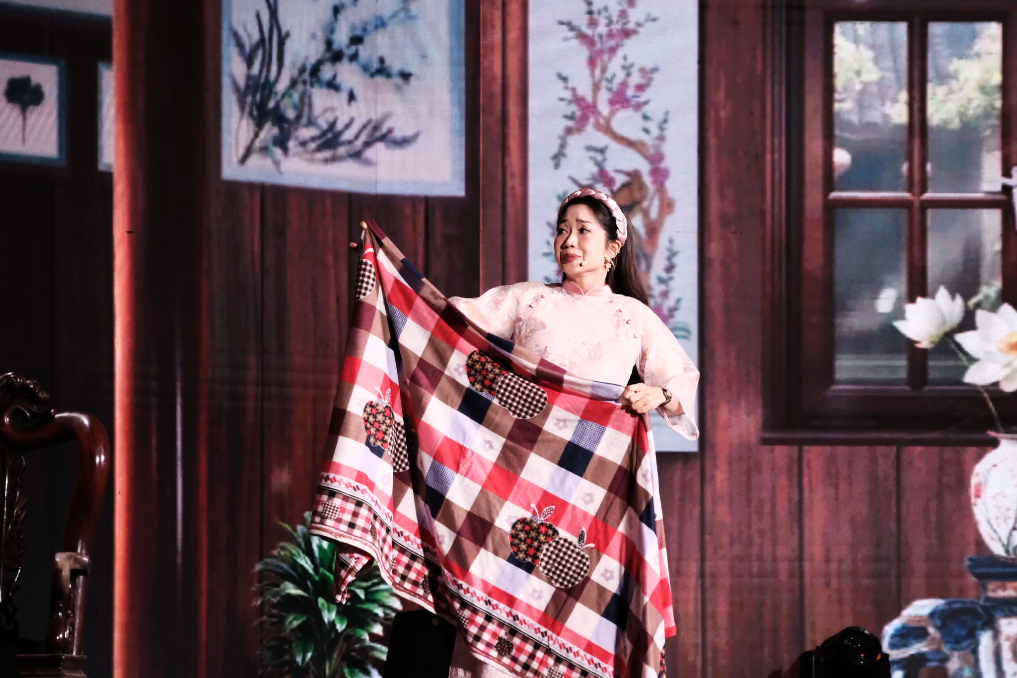 Gala cười 2026: 'Tết thuê' của những người cô đơn- Ảnh 2. Một cảnh diễn đầy tính trào phúng trong chương trình Gala Cười