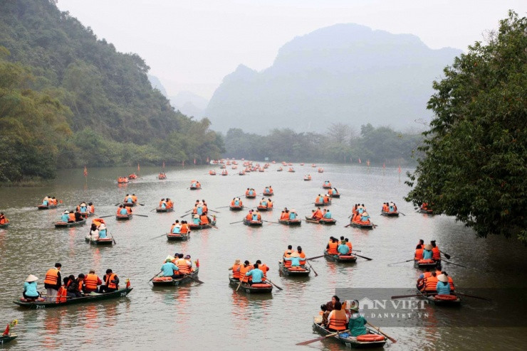 Du khách chọn ngồi thuyền khám phá Tràng An (Ninh Bình) đầu xuân Bính Ngọ 2026