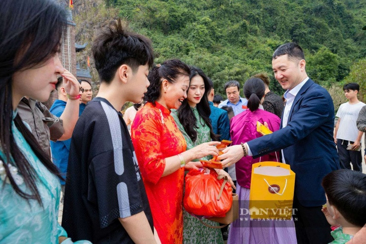 Ông Bùi Văn Mạnh - Giám đốc Sở Du lịch Ninh Bình lì xì cho du khách