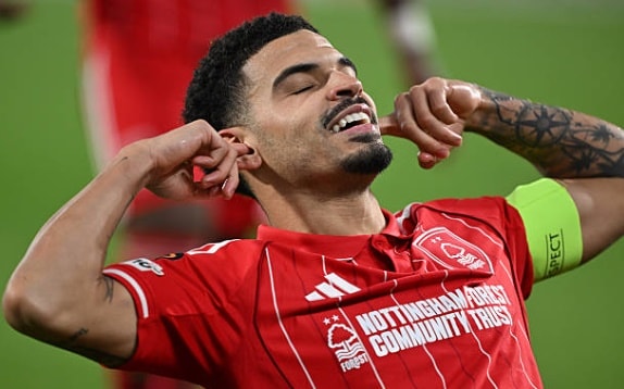Morgan Gibbs-White ghi bàn ấn định tỷ số 3-0 cho Nottingham Forest
