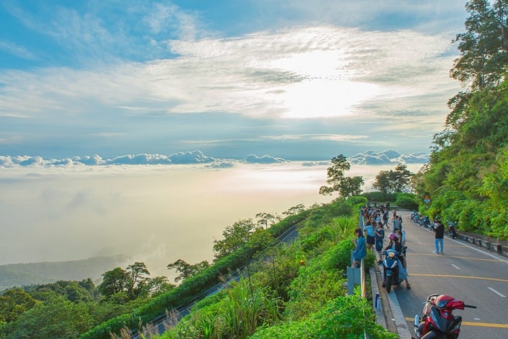 Ba Vì cách trung tâm Hà Nội khoảng 50 km, là địa điểm dã ngoại quen thuộc với nhiệt độ 12–20 độ C dịp Tết.