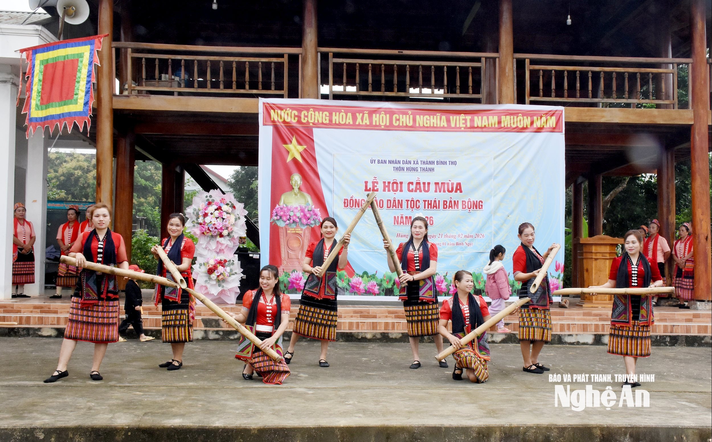 Chương trình văn nghệ đặc sắc, mang đậm giá trị truyền thống chào mừng Lễ hội Cầu mùa. Ảnh: Công Khang