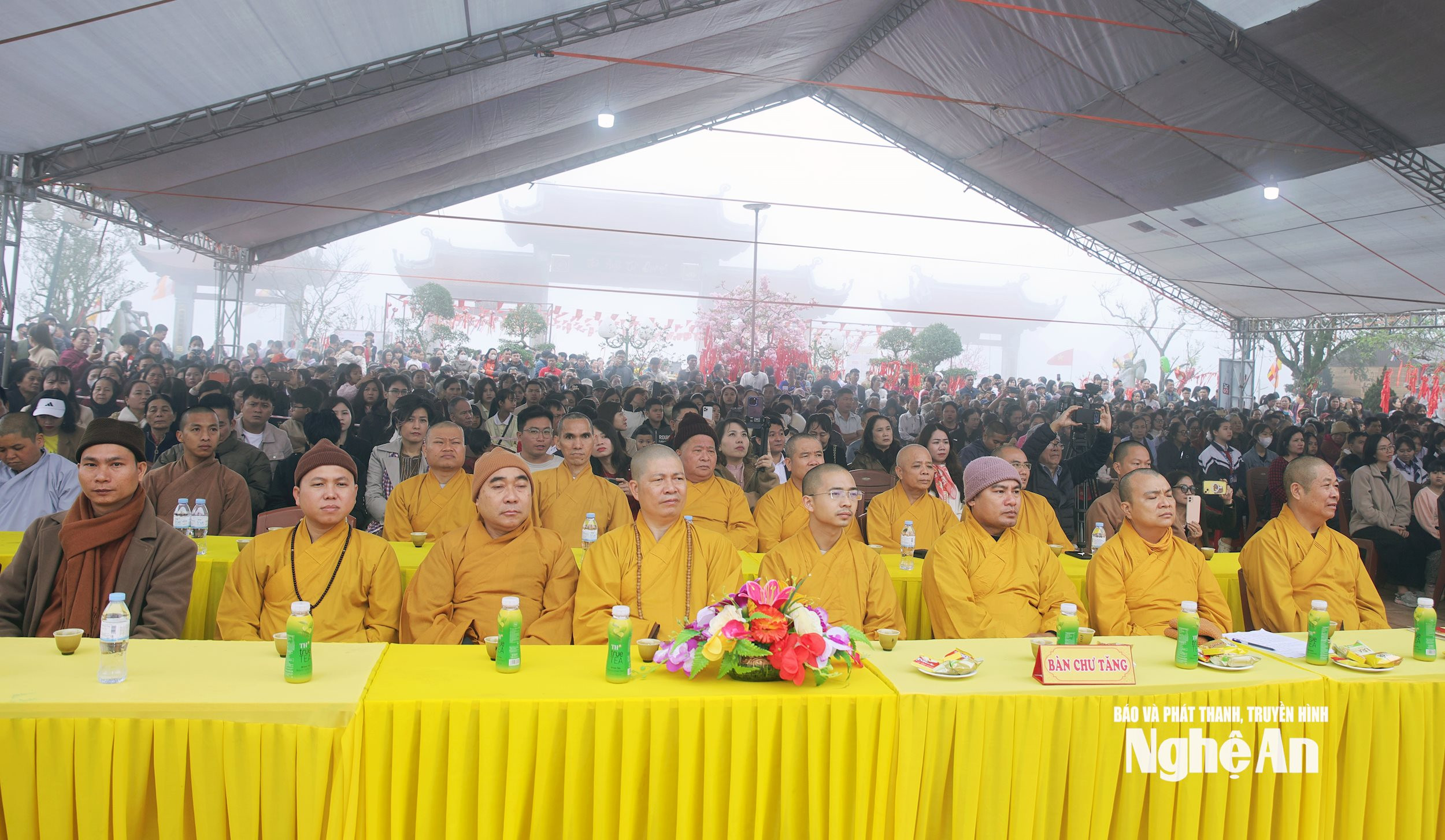 Các đại biểu đại diện Ban Văn hoá Trung ương Giáo hội Phật giáo Việt Nam, Ban Trị sự Giáo hội Phật giáo Việt Nam tỉnh Nghệ An cùng nhiều tăng ni, phật tử trên mọi miền đất nước. Ảnh: Thanh Quỳnh