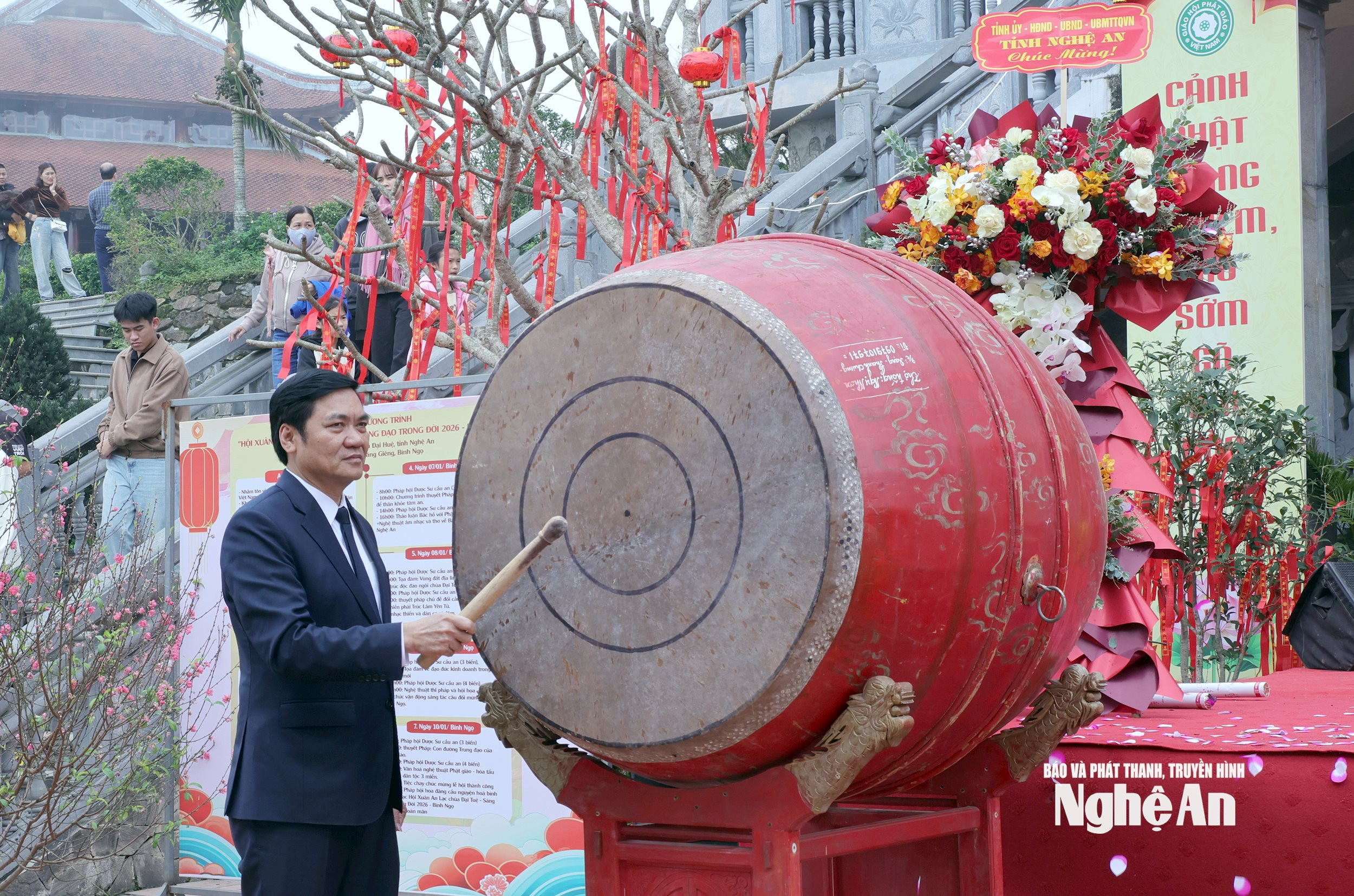 Đồng chí Phó Bí thư Thường trực Tỉnh ủy Hoàng Nghĩa Hiếu đánh trống khai hội. Ảnh: Thanh Quỳnh