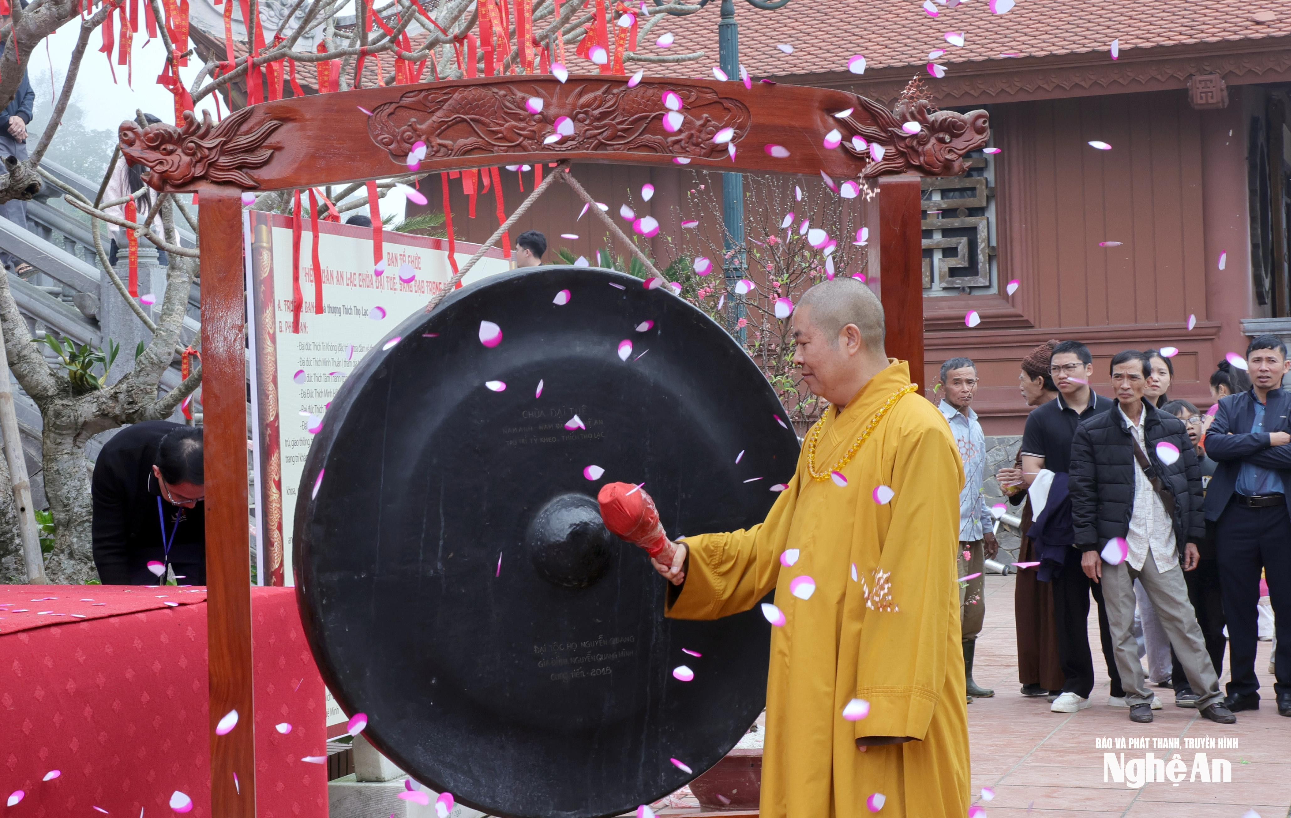 Hoà thượng Thích Thọ Lạc - Trưởng Ban Văn hoá Trung ương Giáo hội Phật giáo Việt Nam, Trụ trì chùa Đại Tuệ đánh chuông khai hội. Ảnh: Thanh Q