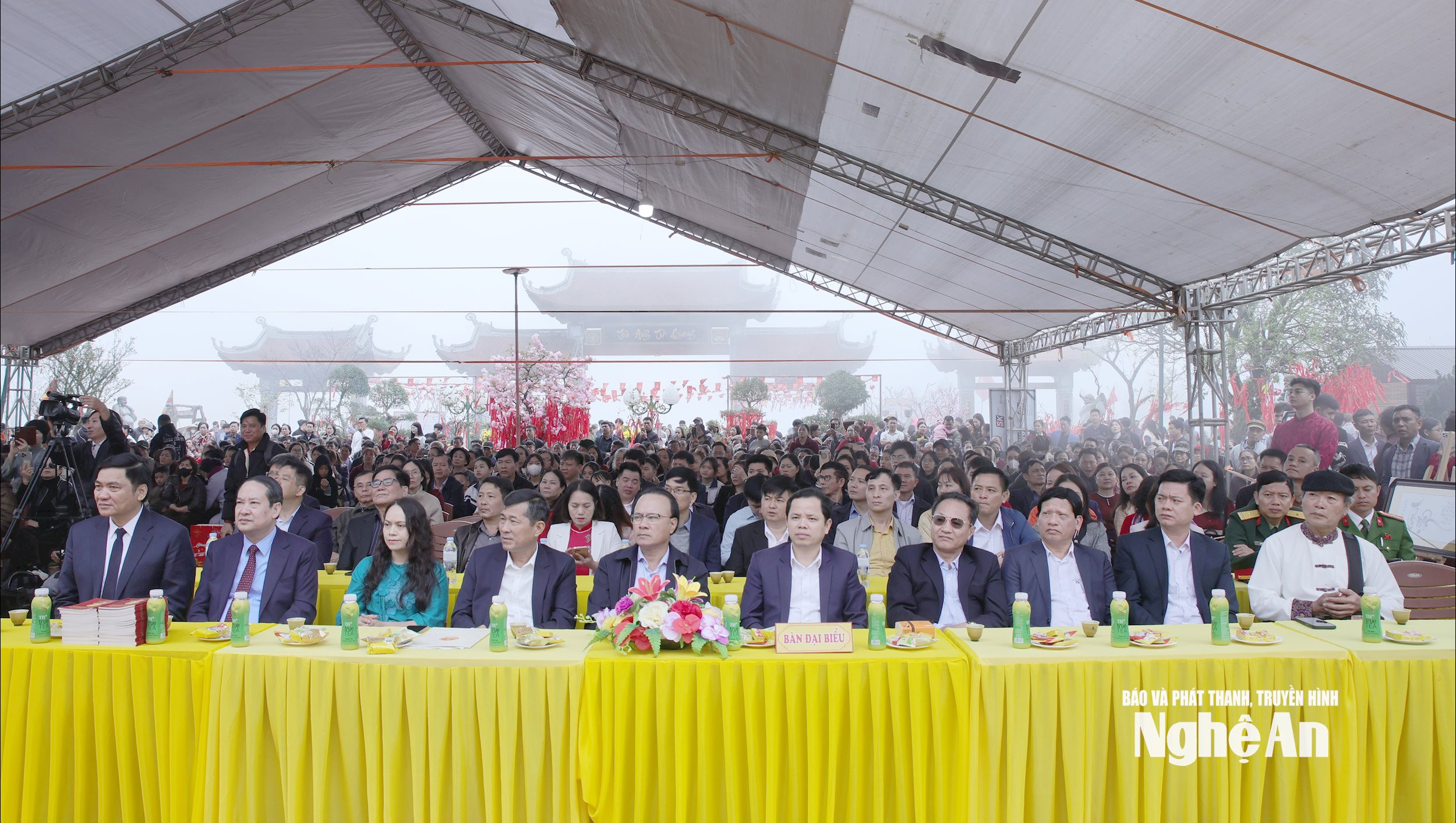 Đại diện lãnh đạo các bộ, ngành, lãnh đạo tỉnh Nghệ An và các tỉnh bạn. Ảnh: Than