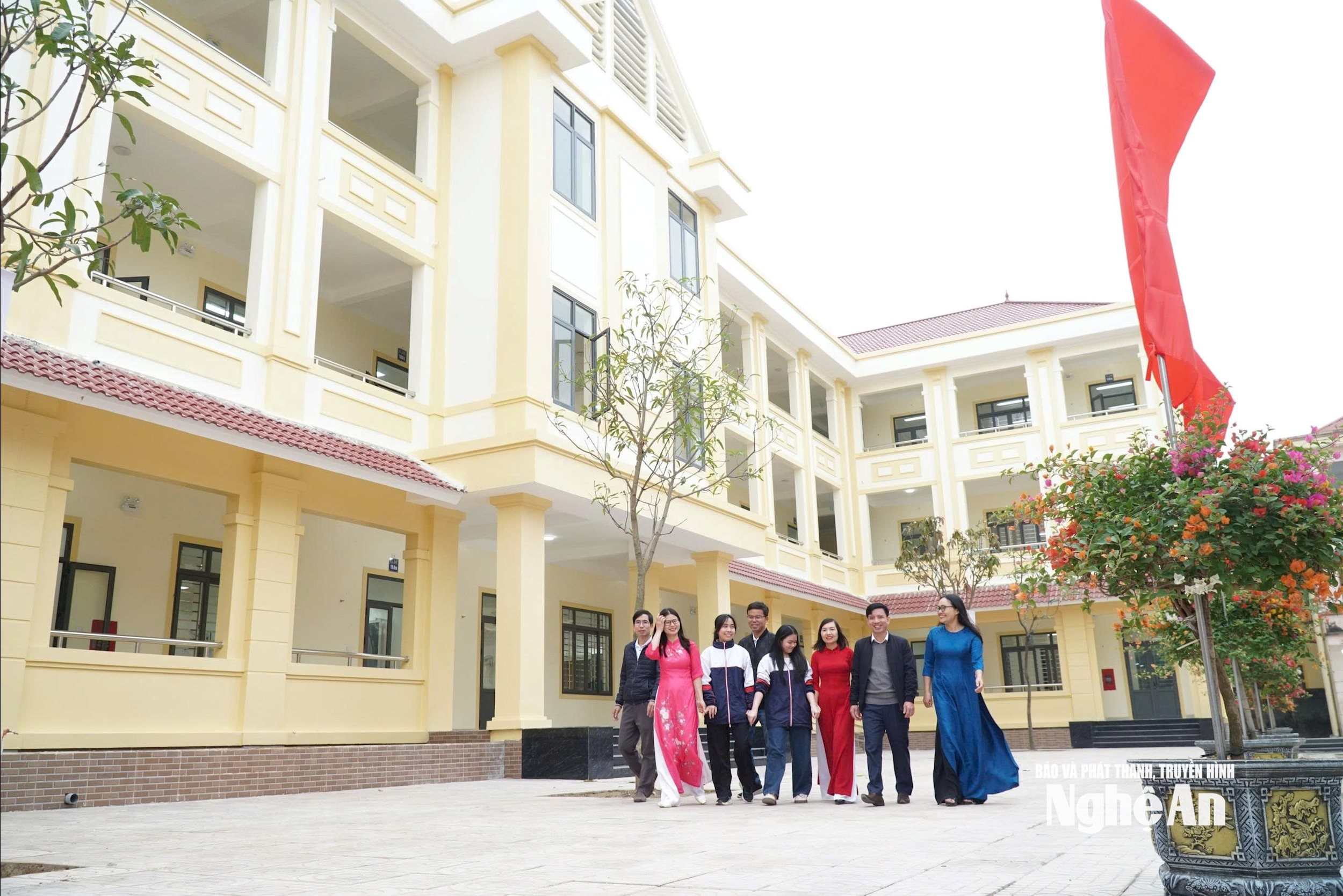 Niềm vui bên ngôi trường mới của giáo viên và học sinh Trường THPT Nguyễn Xuân Ôn. Ảnh - Mỹ Hà