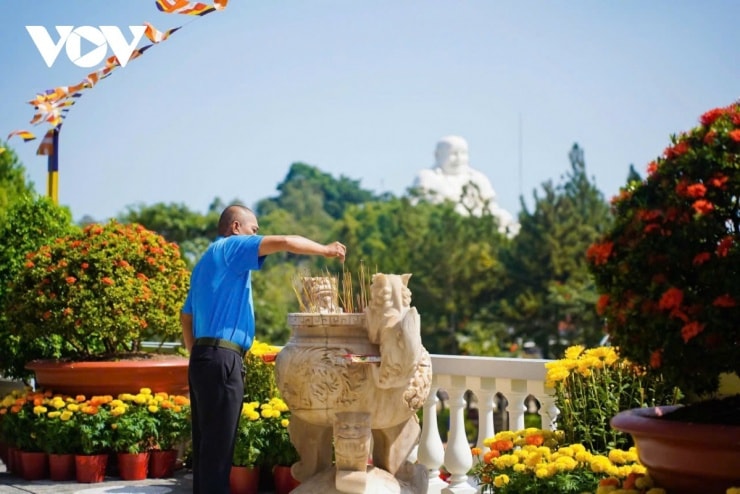 Tượng Phật Di Lặc uy nghi trên đỉnh Núi Cấm