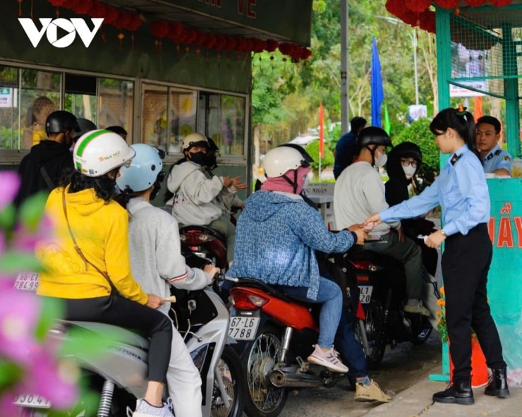Lực lượng chức năng hướng dẫn du khách tại cổng vào Núi Cấm