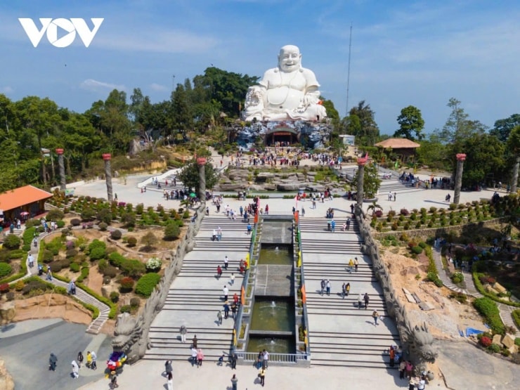 Toàn cảnh vùng Thất Sơn hùng vĩ nhìn từ đỉnh Núi Cấm