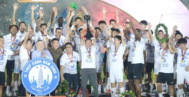 Nam Định tuột dốc không phanh với chuỗi 9 trận không thắng.