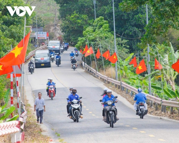Du khách di chuyển bằng xe trung chuyển lên đỉnh Núi Cấm
