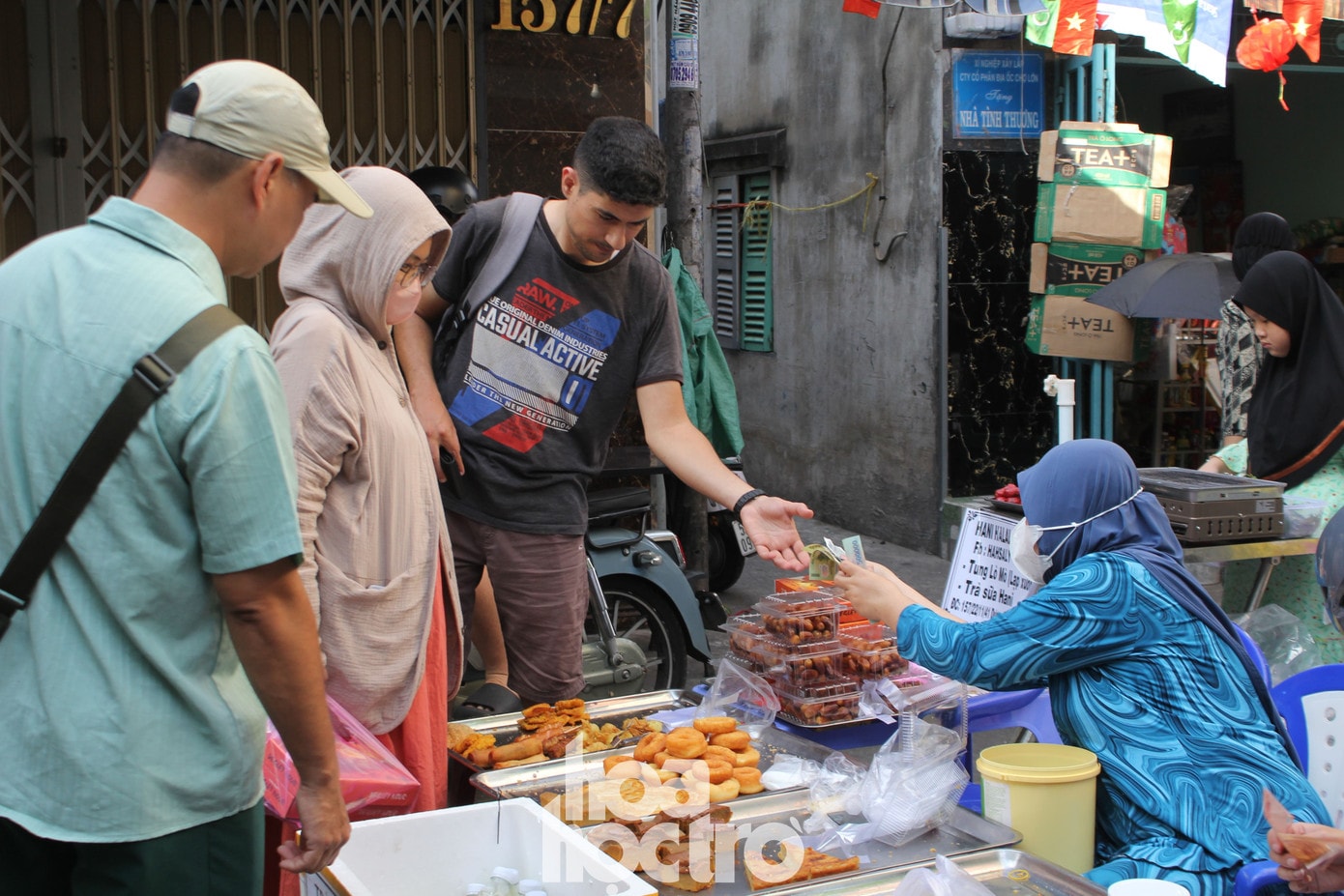 Du khách nước ngoài tham quan hội chợ ẩm thực Ramadan.